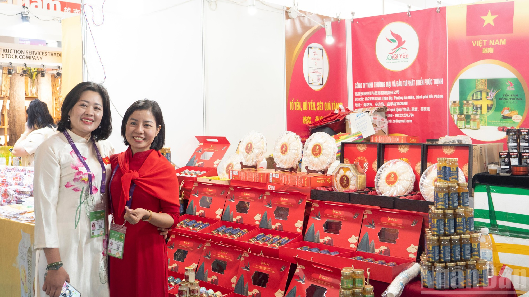 Lors d’une interview du Journal Nhân Dân en Chine, Mme Nguyen Thi Thuy, directrice d’une entreprise privée de Hai Phong (à gauche), indique que c’est la deuxième fois que son entreprise participe à la CAEXPO, dans le but de présenter ses produits, de promouvoir sa marque et de renforcer les échanges commerciaux avec les entreprises chinoises. image-9.jpg