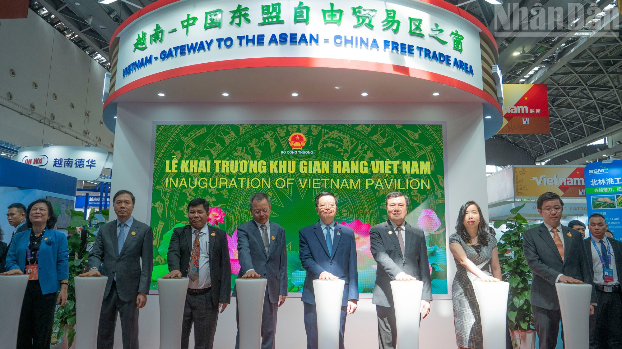 Le vice-Premier ministre Mai Van Chinh assiste à la cérémonie d’inauguration du pavillon du Vietnam. image-5.jpg