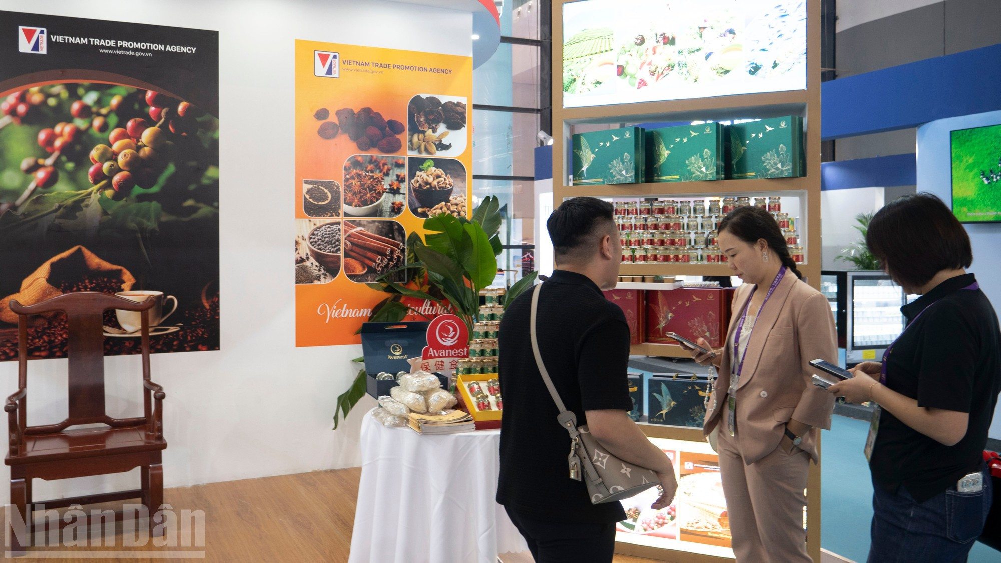 Des commerçants et importateurs chinois échangent des informations sur les produits vietnamiens. image-8.jpg
