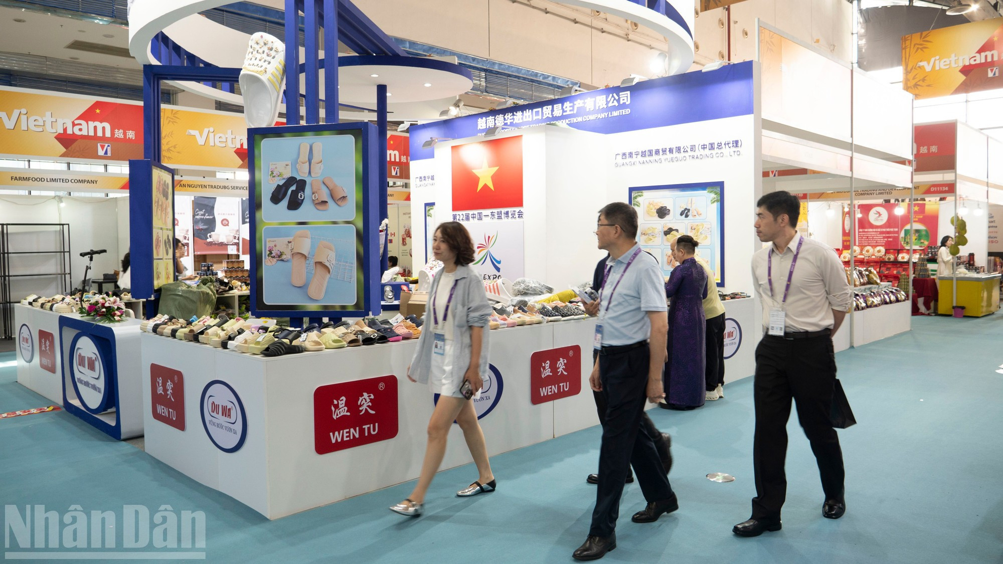 De nombreux produits vietnamiens de haute qualité ont été exposés et appréciés par les entreprises, importateurs, distributeurs et consommateurs chinois ainsi que d’autres pays, tels que le café, les banh pia (gâteaux vietnamiens à la pâte de durian), les gâteaux au durian, les produits laitiers, les noix de cajou, le poivre, les meubles en bois, l’artisanat ou encore les produits à base de bois d’agar. image-7.jpg