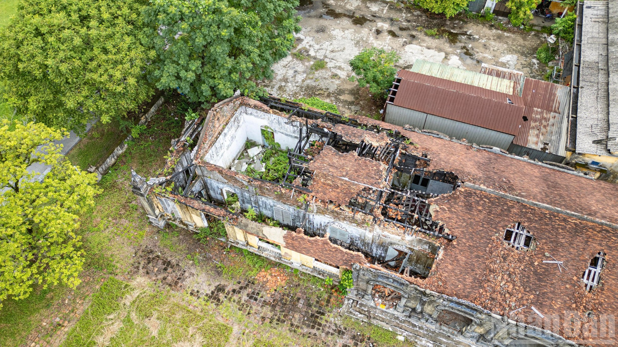 La toiture du pavillon d’étude a été littéralement arrachée par les flammes. 9.jpg