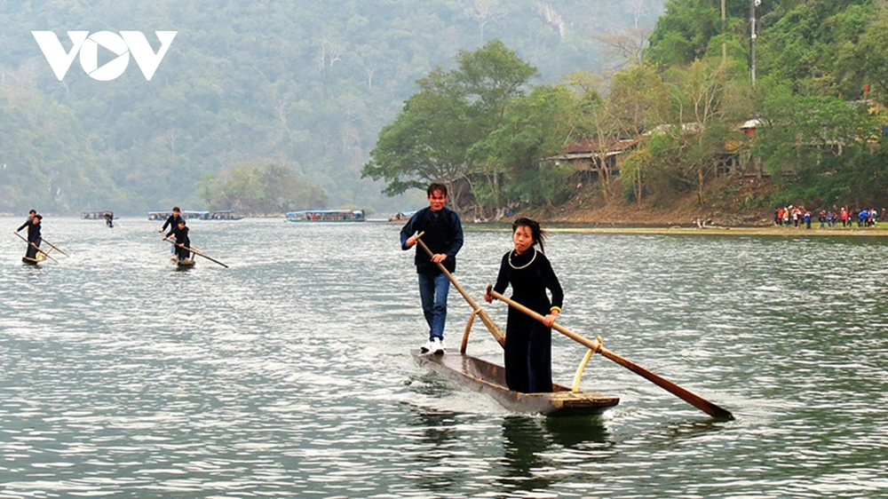Les visiteurs qui explorent le lac Ba Be et la cascade de Dau Dang au printemps peuvent avoir la chance d’assister à la fête de course de pirogues monoxyles des Tay, une fête traditionnelle inscrite dans le cadre des festivités du printemps à Ba Be. Photo : VOV. thac2.png