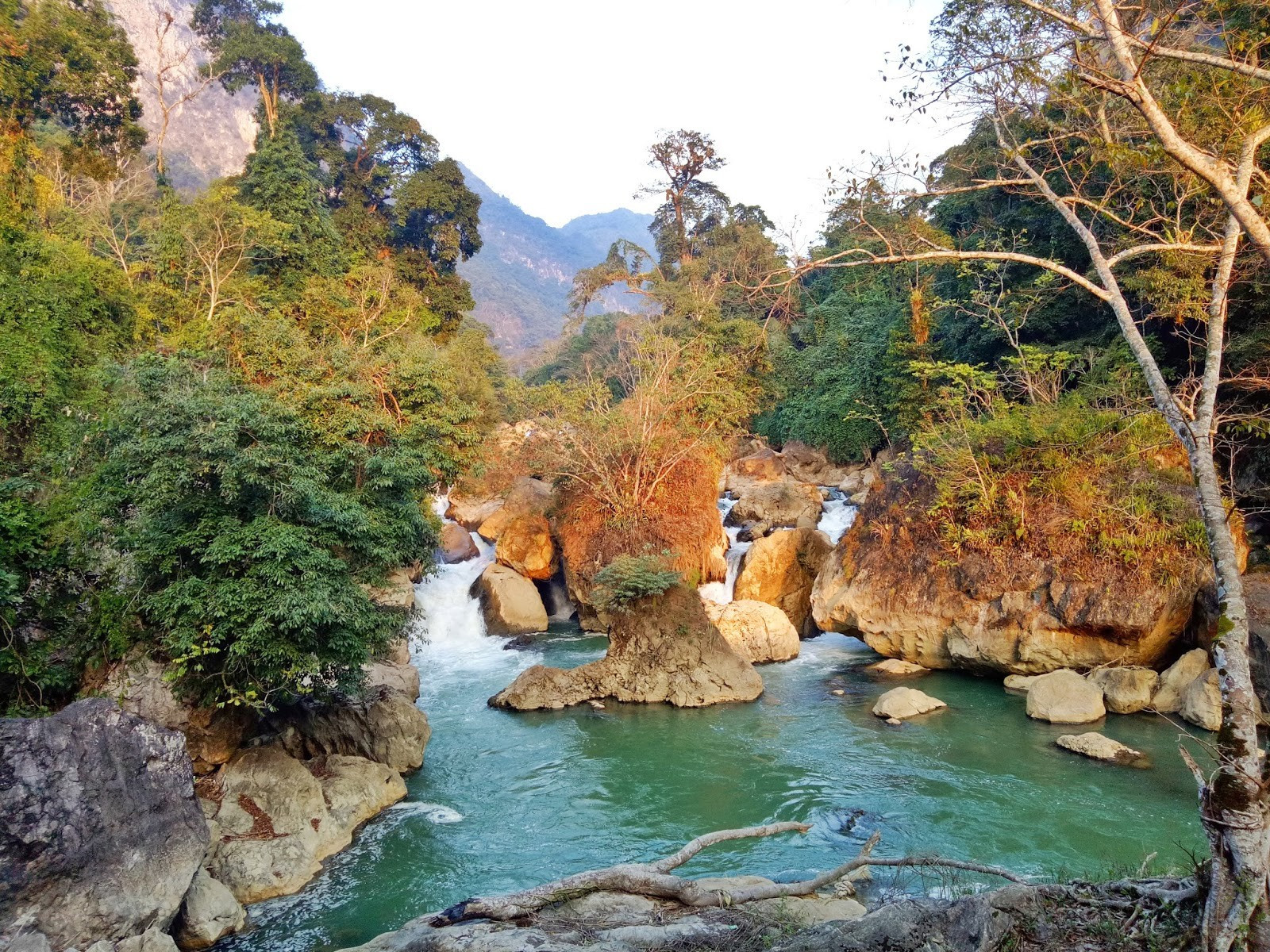 La cascade de Dau Dang se situe à l’endroit où la rivière Nang déverse ses eaux dans le lac Ba Be. Photo : Dulichhobabe.