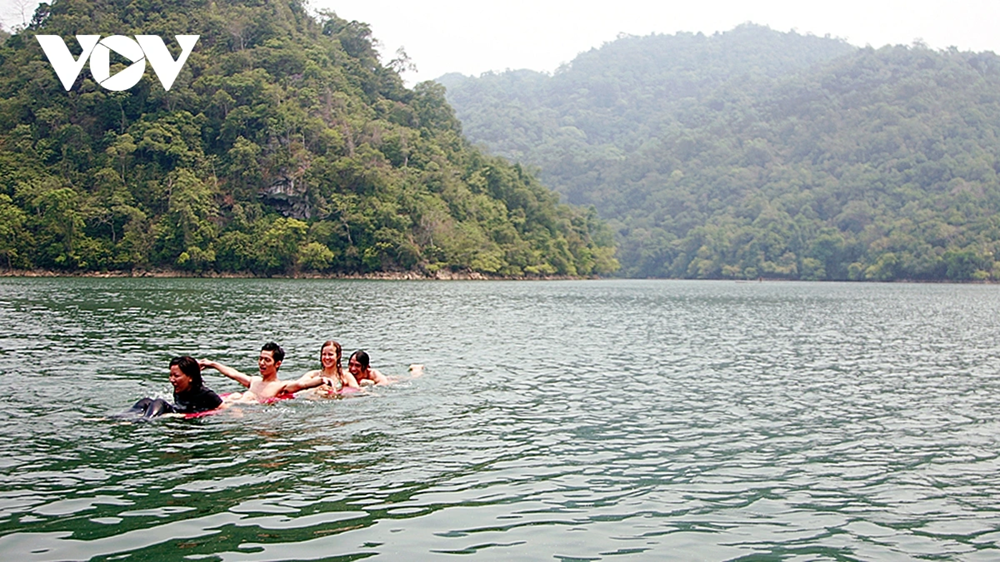 En été, les visiteurs ont l’occasion de se plonger dans des eaux claires et rafraîchissantes, au cœur d’une nature montagneuse encore sauvage et majestueuse. Photo : VOV. thac3.png