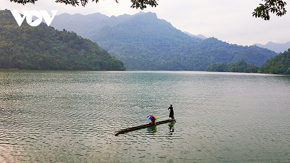 La beauté des pirogues sur le lac Ba Be séduit toujours les visiteurs. Photo : VOV. thac4.png