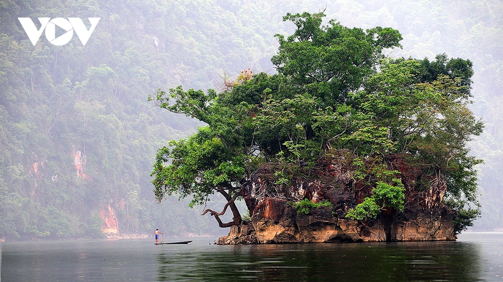 La vie des habitants est intimement liée à la nature sauvage et préservée du lac Ba Be. Photo : VOV. thac7.png