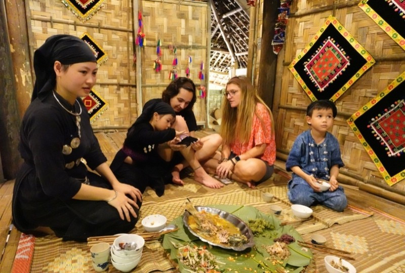 Des femmes Tay présentent la gastronomie et la culture traditionnelle aux visiteurs internationaux à Thai Nguyen. Photo : Baodautu. thainguyendtts.jpg