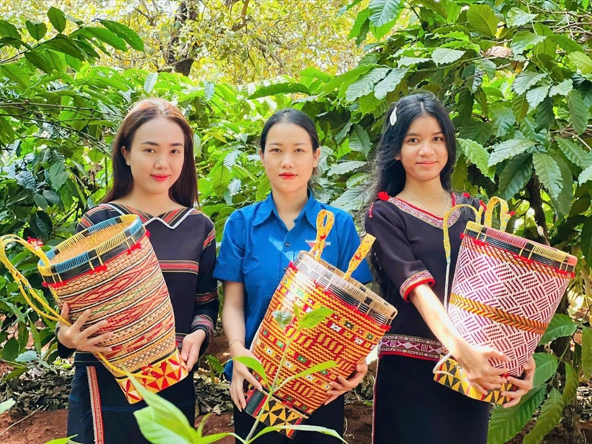 Rơ Mah H’Diu (à gauche) démarre son parcours entrepreneurial dans la vannerie traditionnelle. Photo : Vietnamnet. static-imagesvnncdnnet-vps-images-publish-000001-000003-2025-9-21-1-4-1505-1.jpg