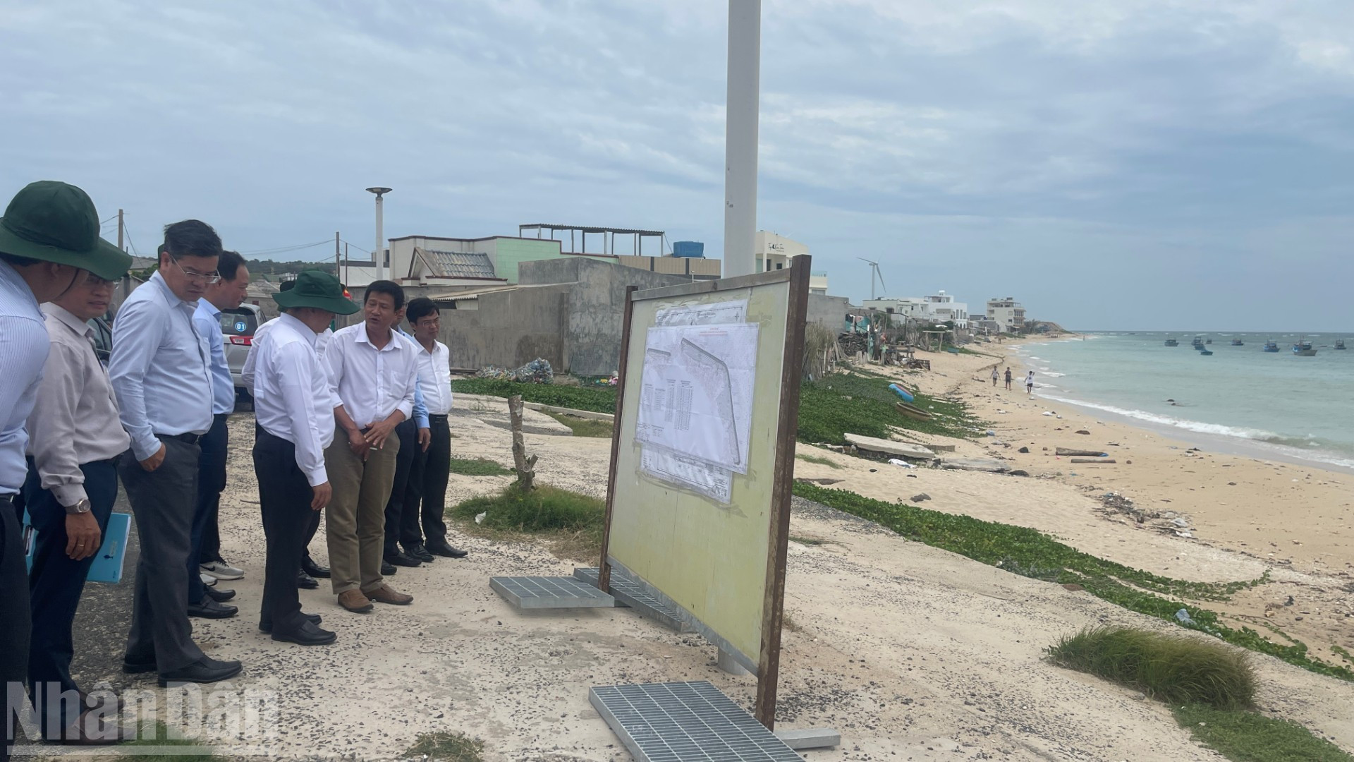 Une délégation du Comité provincial du Parti de Lam Dong inspecte le projet de digue anti-érosion visant à protéger la côte nord. Photo : NDEL. image-6.jpg