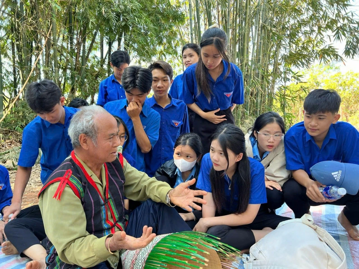 Un artisan transmet aux jeunes les techniques de vannerie. Photo : VOV. nghe-nhan-huong-dan-thanh-nien-dan-lat.png
