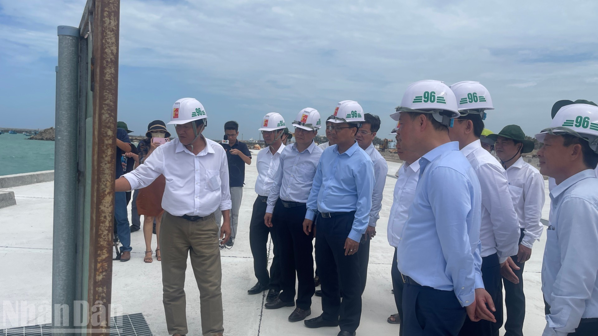 La délégation du Comité provincial du Parti de Lam Dong inspecte le projet de zone d’ancrage et d’abri contre les tempêtes. Photo : NDEL. image-4.jpg