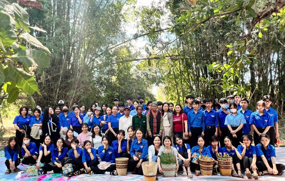 Les jeunes de l’Union de la jeunesse aux côtés des artisans du village artisanal. Photo : VOV. doan-thanh-nien-cung-cac-gia-lang-nghe-nhan-o-lang-nghe-truyen-thong.png
