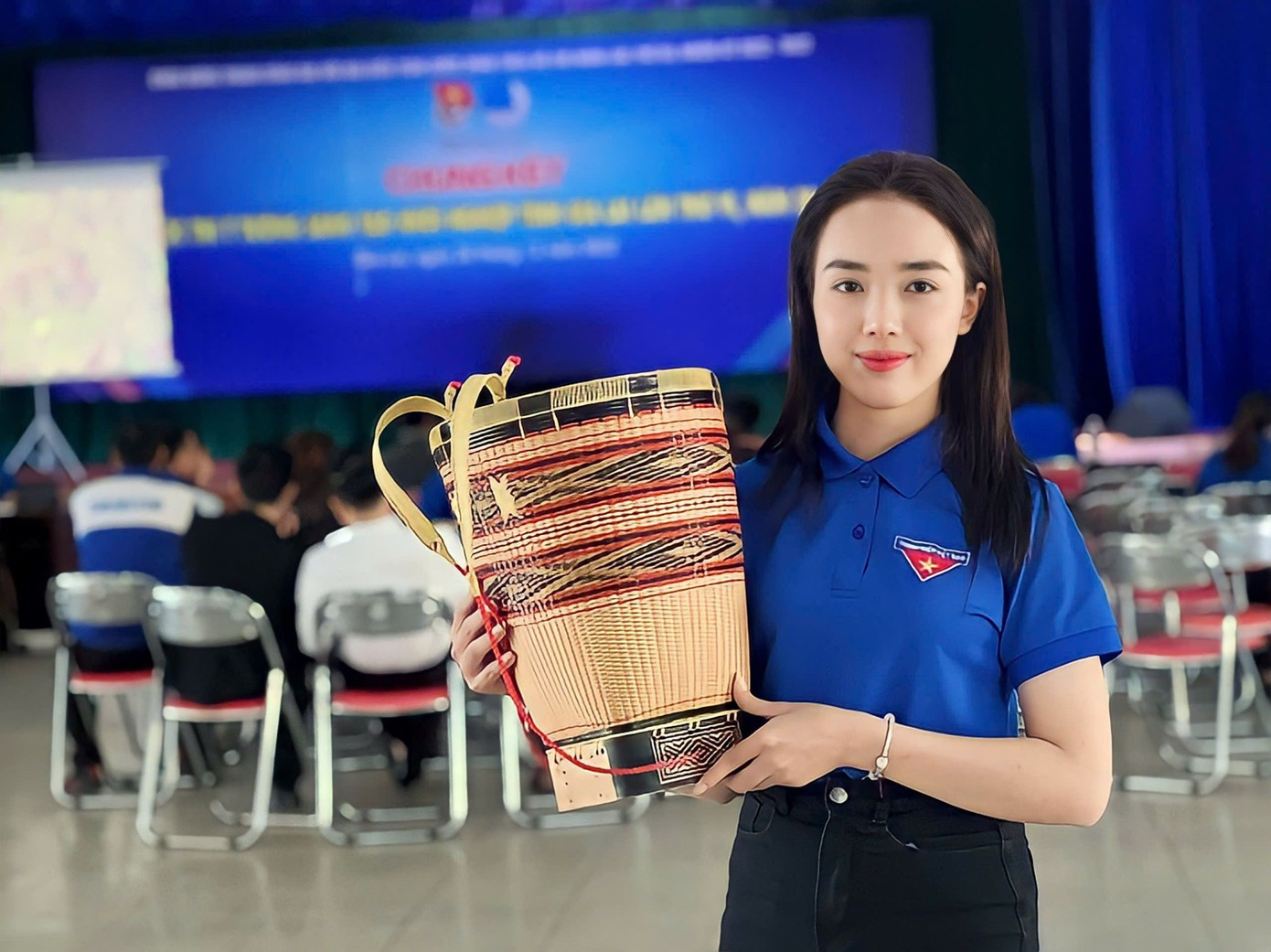 Rơ Mah H’Diu, secrétaire de l’Union de la jeunesse communiste de la commune de Duc Co, auteure de l’initiative “Village artisanal de vannerie pour les jeunes”. Photo : Tienphong. chi-ro-mah-hdiu-bi-thu-doan-xa-ia-krieng-huyen-duc-co-tinh-gia-lai-chu-nhan-sang-kien-lang-nghe-dan-lat-truyen-thong-thanh-nien-4344-9443.jpg