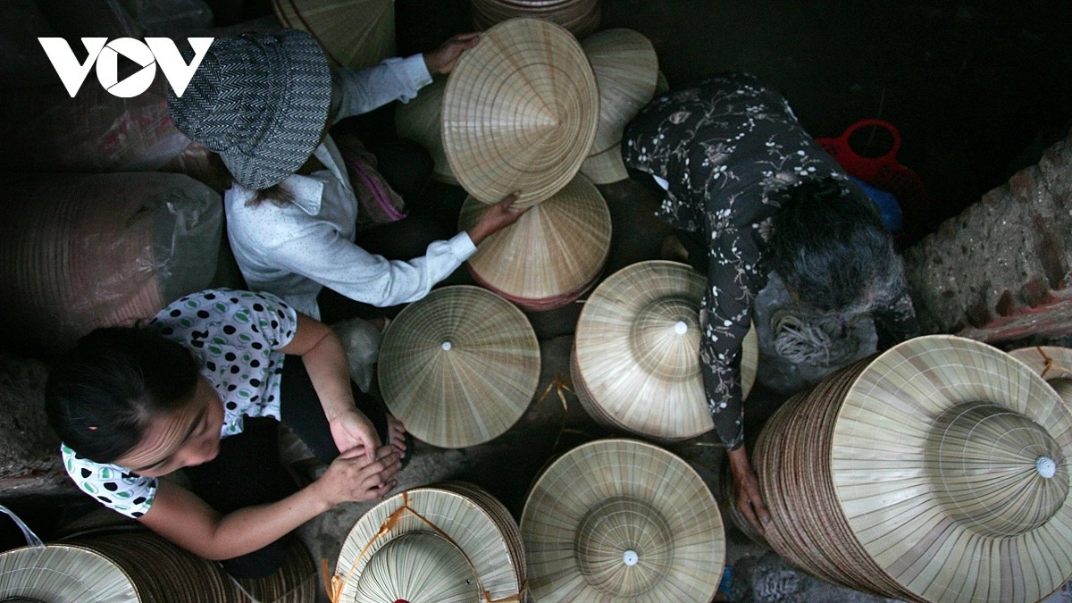 Selon les aînés du village de Chuong, le métier de la confection de chapeaux coniques remonterait à plus de 300 ans, mais personne ne sait réellement quelle en est l’origine. Photo : VOV.