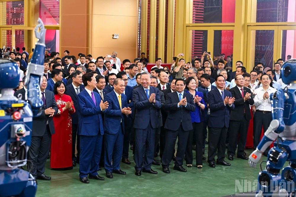 L’exposition met en valeur les réalisations majeures du pays au cours de ses 80 années d’édification et de développement dans divers domaines, en particulier l’industrie et les technologies ; l’investissement et le commerce ; l’agriculture et la campagne ; la sécurité et la défense nationales ; les relations étrangères ; la santé et d’éducation ; la culture, le sport et le tourisme. 8.jpg