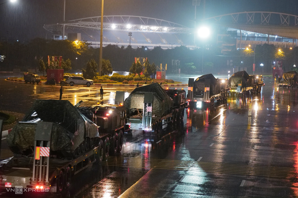 80e Fête nationale : les véhicules militaires se rassemblent au centre de Hanoï pendant la nuit pour la mission « A80 »