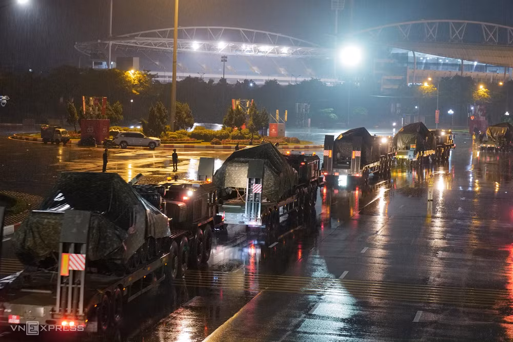 80e Fête nationale : les véhicules militaires se rassemblent au centre de Hanoï pendant la nuit pour la mission « A80 »