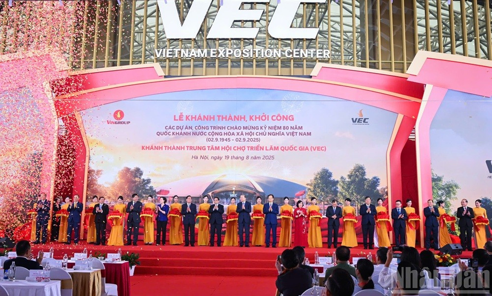 Le secrétaire général du Parti communiste du Vietnam (PCV), To Lam, le Premier ministre vietnamien Pham Minh Chinh et les délégués procèdent à la cérémonie de coupure du ruban et au lancement de projets et ouvrages majeurs au site du Centre national des foires et expositions, à Dong Anh, en banlieue de la capitale Hanoï. 1.jpg