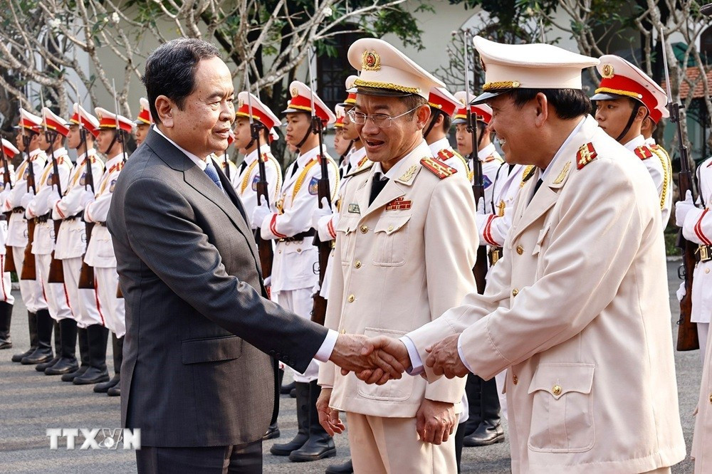 Le président de l’Assemblée nationale Tran Thanh Man rencontre les forces de police de la ville de Can Tho. Photo : Doan Tan/VNA. chu-tich-quoc-hoi-tran-thanh-man-tham-va-chuc-tet-luc-luong-cong-an-thanh-pho-can-tho-7817579.jpg