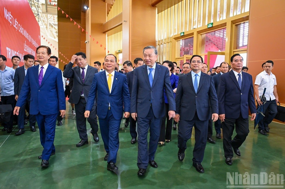 Après la cérémonie, le secrétaire général du Parti, To Lam, le Premier ministre Pham Minh Chinh et les délégués visitent le Centre national des foires et expositions. 2-3538.jpg