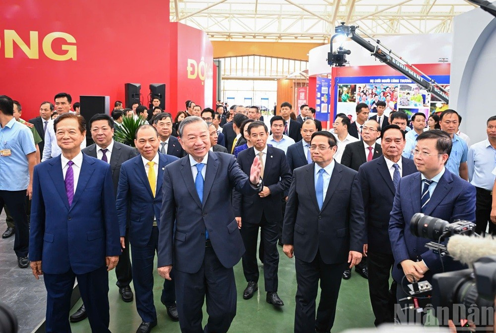Le Centre national des foires et expositions s’étend sur plus de 304 000 m² de surface d’exposition intérieure et 200 000 m² d’exposition extérieure, se positionnant comme le plus grand complexe d’exposition d’Asie du Sud-Est. Le point fort de l’ouvrage est la vaste coupole en acier du pavillon Kim Quy, qui culmine à plus de 56 m de hauteur, mesure 360 m de diamètre et pèse jusqu’à 24 000 tonnes. Il s’agit de la plus grande coupole en acier au monde, entièrement produite au Vietnam, dont la conception s’inspire de la carapace de la tortue sacrée Kim Quy, symbole lié à la légende de Co Loa. 5.jpg
