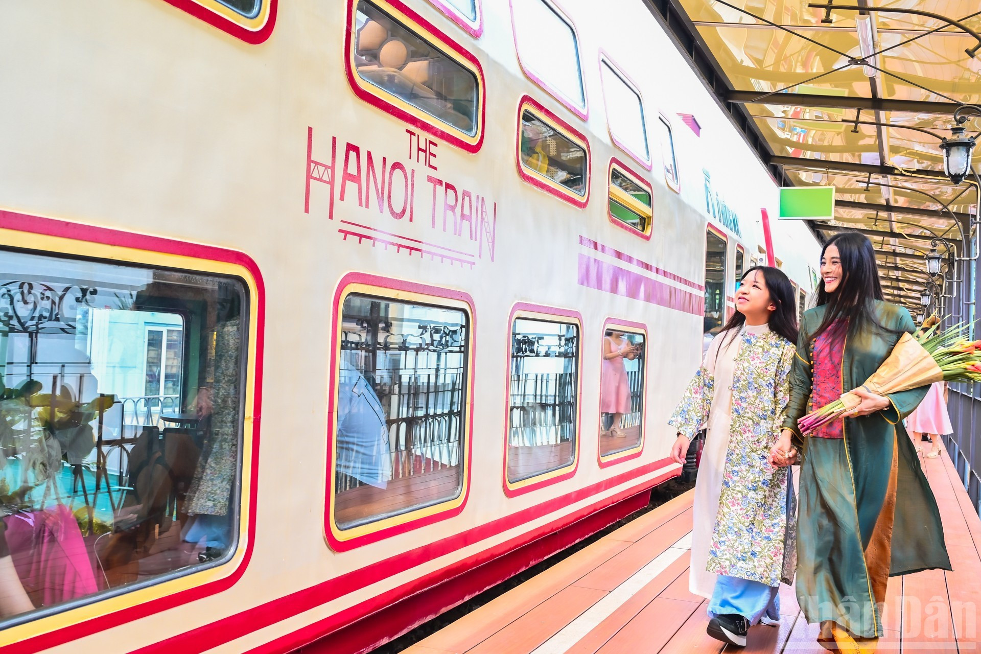 Les voyageurs enthousiastes à bord du train touristique « Cinq portes de Hanoï ». Photo : NDEL.