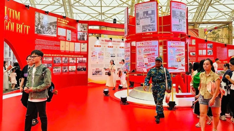 L’exposition présente au public des centaines de documents soulignant l’empreinte et la place importante du Journal Nhân Dân dans la presse révolutionnaire vietnamienne. Photo : NDEL. image-3.jpg