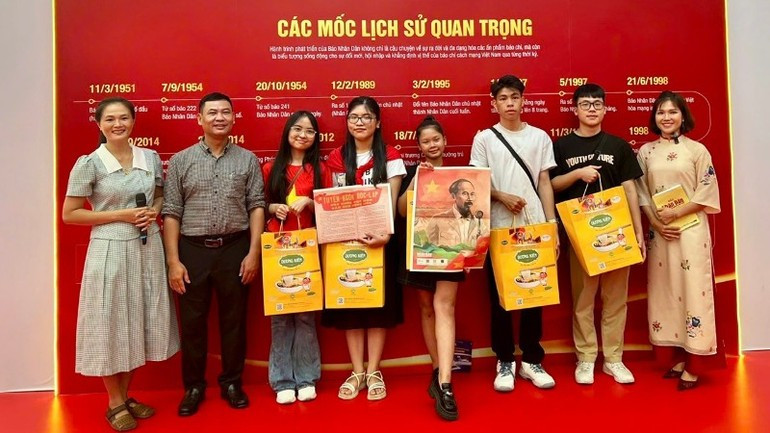 De jeunes participants aux mini-jeux se réjouissent de recevoir le supplément spécial du 2 septembre ainsi que des cadeaux offerts par les organisateurs. Photo : NDEL. image-6.jpg
