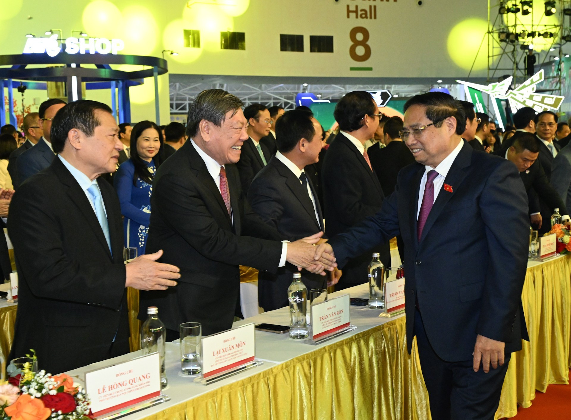 Le Premier ministre Pham Minh Chinh aux côtés des délégués participant à la cérémonie d’ouverture de la première Foire d’Automne 2025. a.jpg