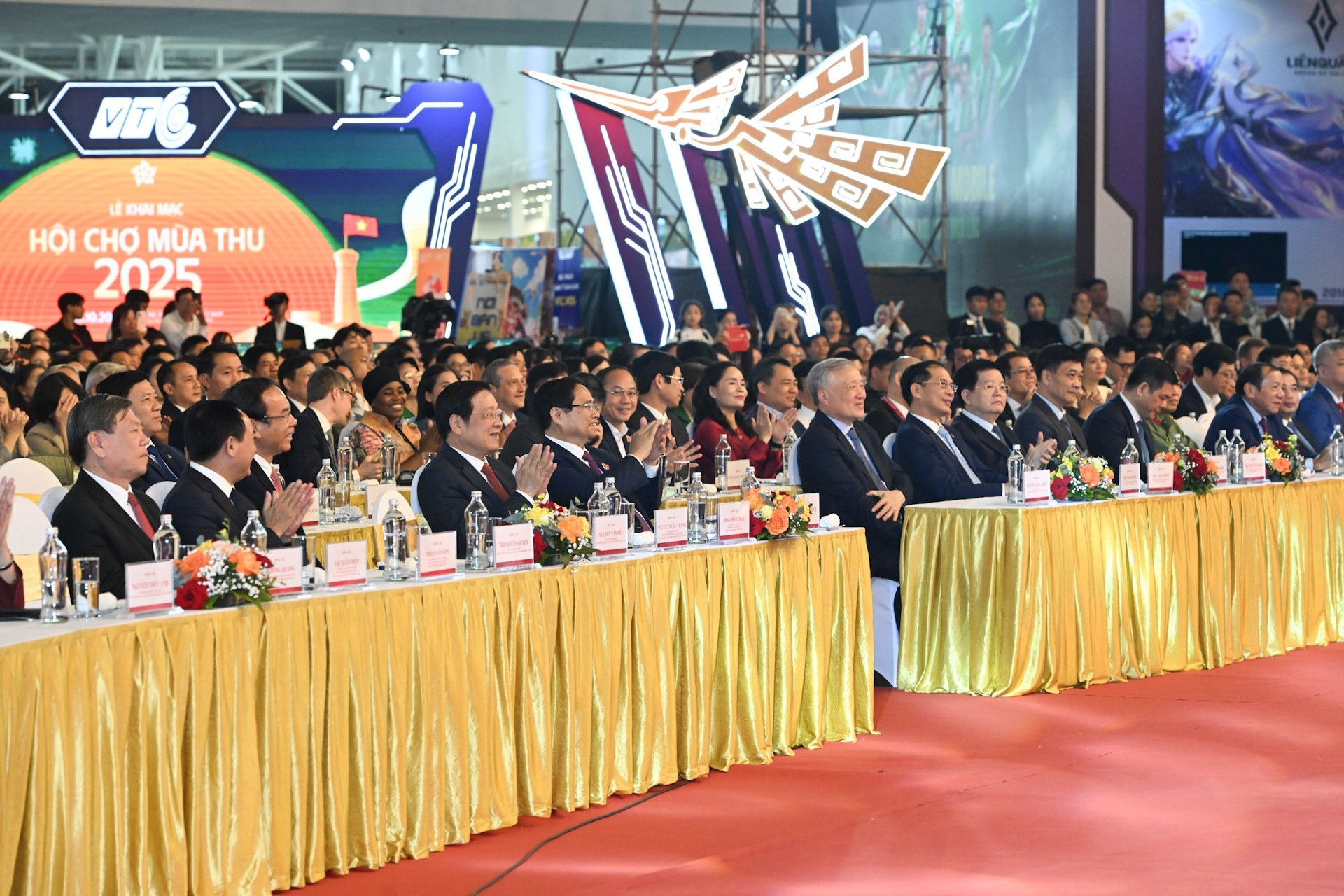 Le Premier ministre Pham Minh Chinh et les délégués présents à la cérémonie d’ouverture de la première Foire d’Automne 2025. c.jpg