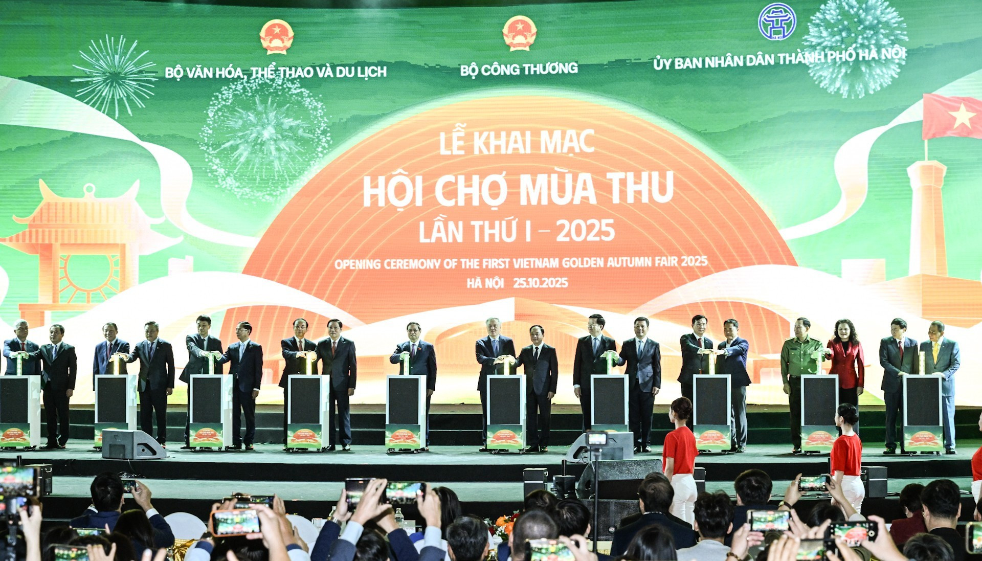 Le Premier ministre Pham Minh Chinh et les délégués procèdent à la cérémonie d’inauguration de la première Foire d’Automne 2025. f.jpg