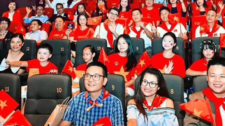 De nombreux spectateurs assistent à la projection anticipée du film « La Patrie dans le cœur », produit par le Journal Nhân Dân. Photo : NDEL. image-4-9853.jpg