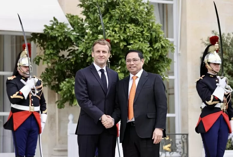Le Premier ministre Pham Minh Chinh rencontre le président français Emmanuel Macron lors de sa visite officielle en France en novembre 2021. Photo : VGP. pmc.png