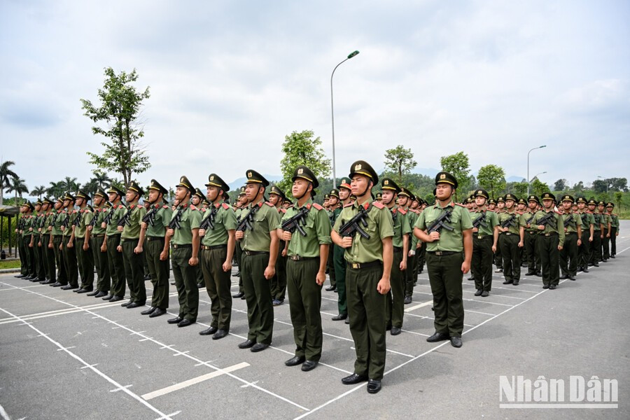 Derrière chaque pas d’entraînement se cachent la ténacité et le désir silencieux de se dévouer, contribuant au succès imminent de l’événement historique du pays. Photo : Nhân Dân, 10.jpg