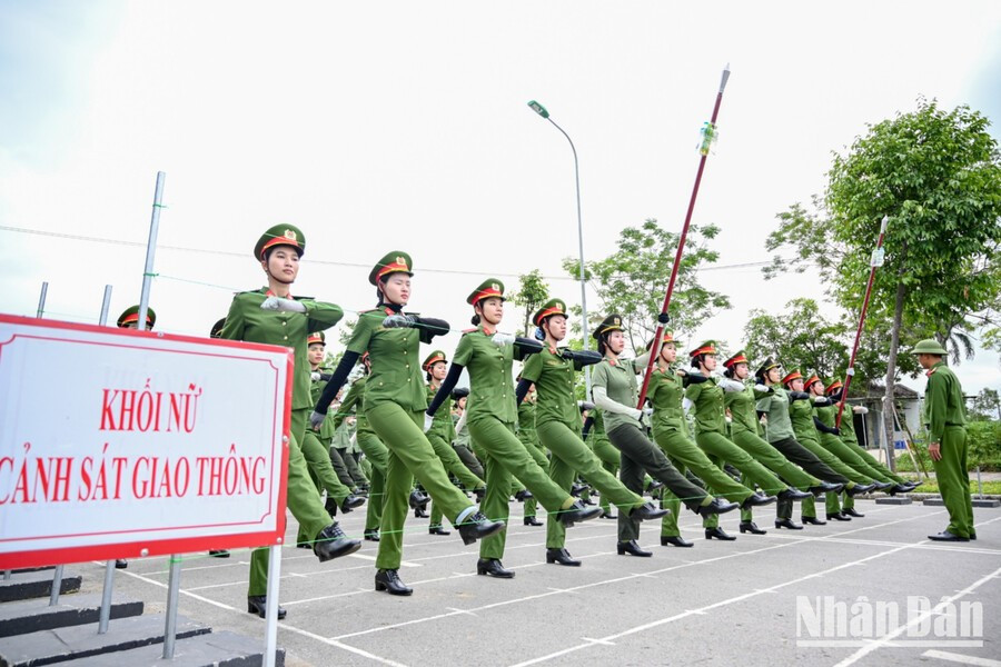 Sur le terrain d'entraînement, des centaines de soldats de la Police populaire s'exercent assidûment au défilé militaire et civil. Photo : Nhân Dân, 1.jpg