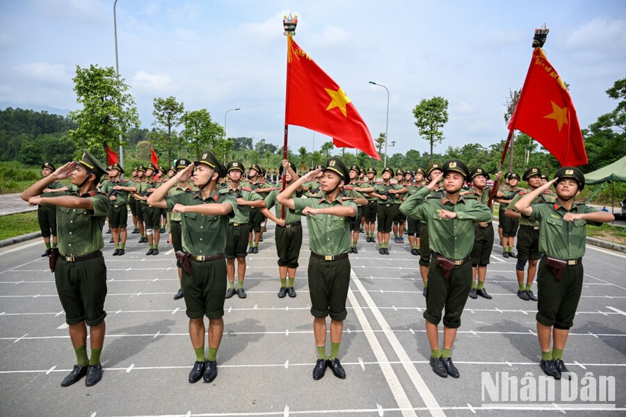Le détachement masculin des officiers de la Police de maintien de la paix des Nations Unies et celui de la Police technique opérationnelle et de la lutte contre la cybercriminalité effectuent un entraînement intensif. Photo : Nhân Dân, 7.jpg