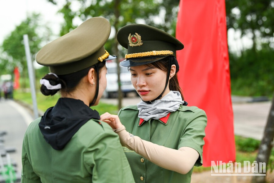 L’esprit de camaraderie et de solidarité se renforce d’autant plus lorsqu’il faut s’entraîner sous la chaleur accablante du début de l’été à Hanoï. Photo : Nhân Dân, 11.jpg