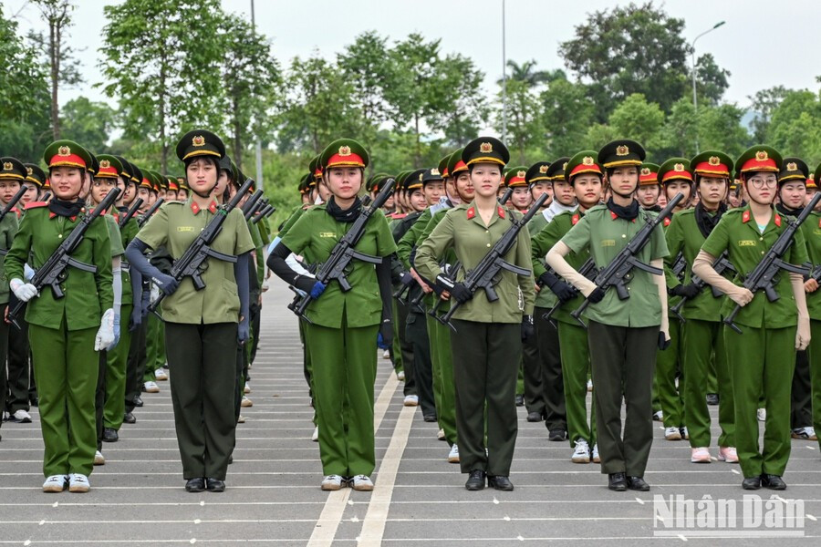 Le travail de formation est divisé en plusieurs phases afin d’entraîner les unités participant au défilé militaire et civil à maîtriser parfaitement les mouvements, la synchronisation et l’élégance, pour accomplir brillamment leur mission lors de la cérémonie commémorative. Photo : Nhân Dân, 6.jpg