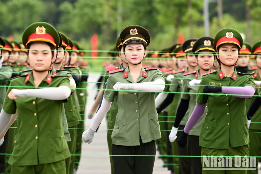 Le détachement féminin de la Police de la circulation s'entraîne en vue du grand défilé. Photo : Nhân Dân, 2.jpg
