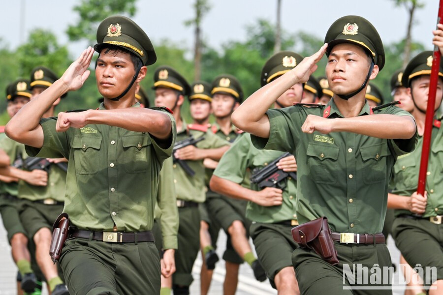 Les uniformes trempés de sueur, mais les regards restent pleins de détermination, témoignant de la fierté d’accomplir une mission politique d’une importance capitale. Photo : Nhân Dân, 9.jpg
