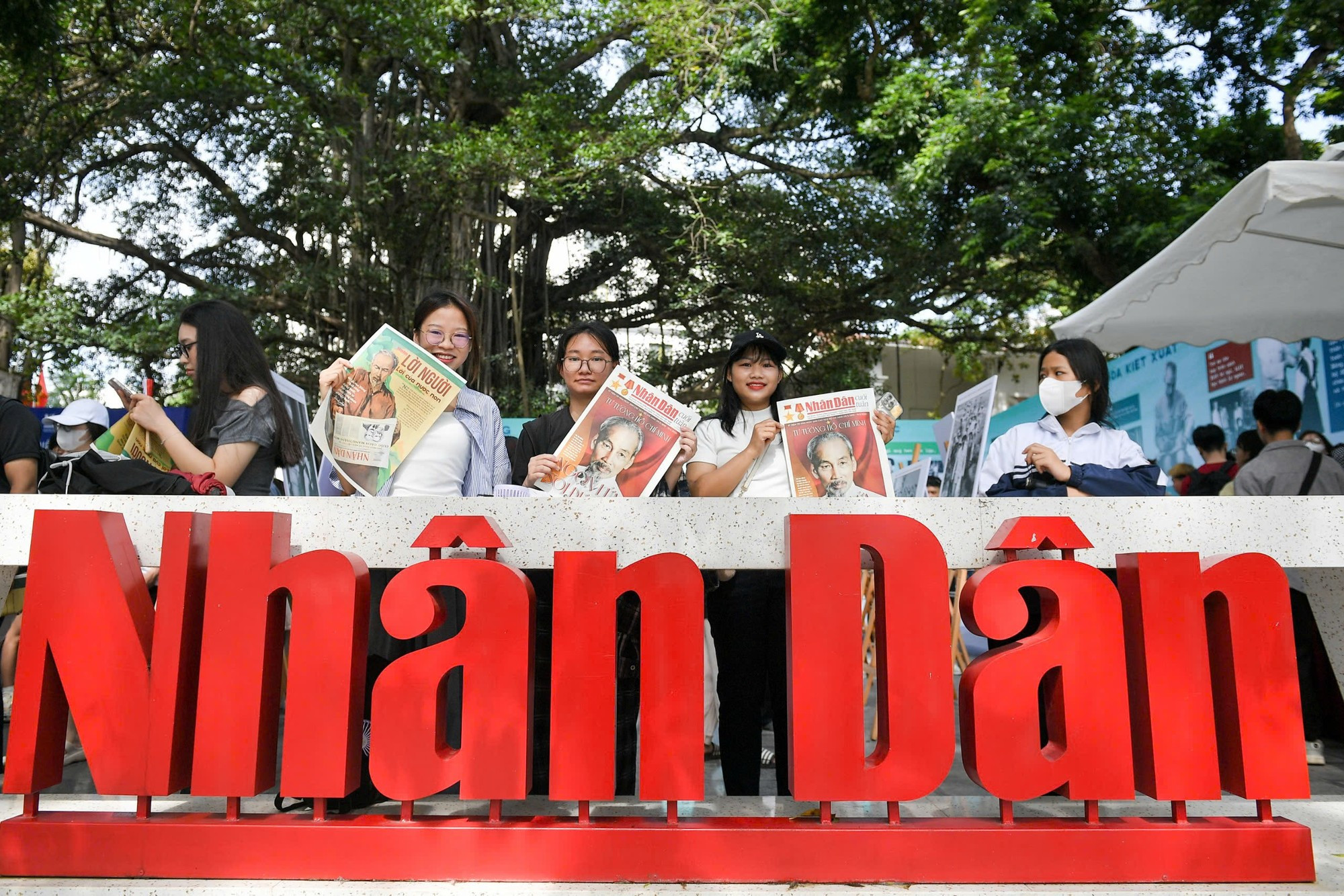 La joie des lecteurs ayant reçu le numéro spécial du Journal Nhân Dân. image-3.jpg
