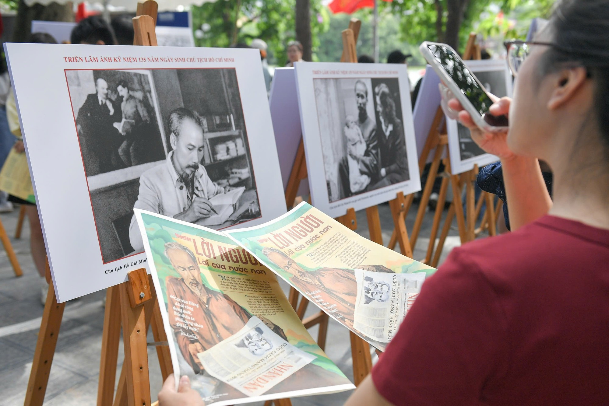 Une lectrice découvre la technologie intégrée dans le supplément spécial « Les paroles du Président Hô Chi Minh – La voix de la Patrie ».