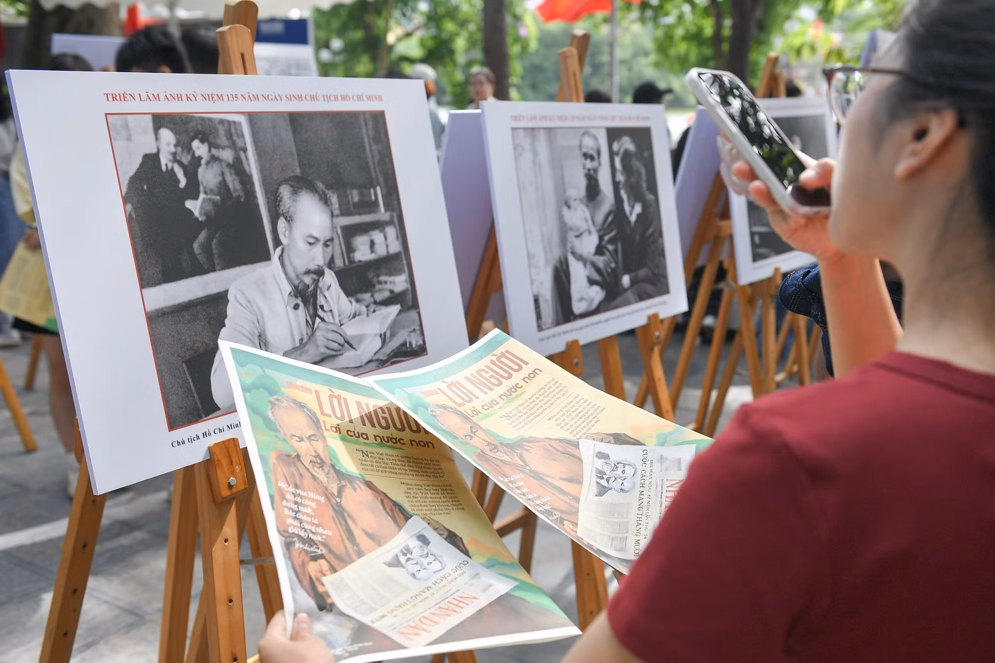 Une lectrice découvre la technologie intégrée dans le supplément spécial « Les paroles du Président Ho Chi Minh – La voix de la Patrie ».