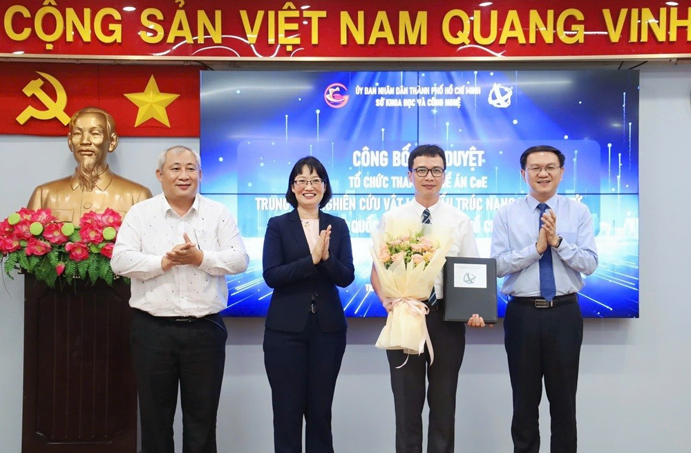 Remise de la décision permettant au centre INOMAR de participer au projet CoE. Photo : tphcm.chinhphu.vn. trung-tam-nghien-cuu-inomar-1750644052759258820668.jpg