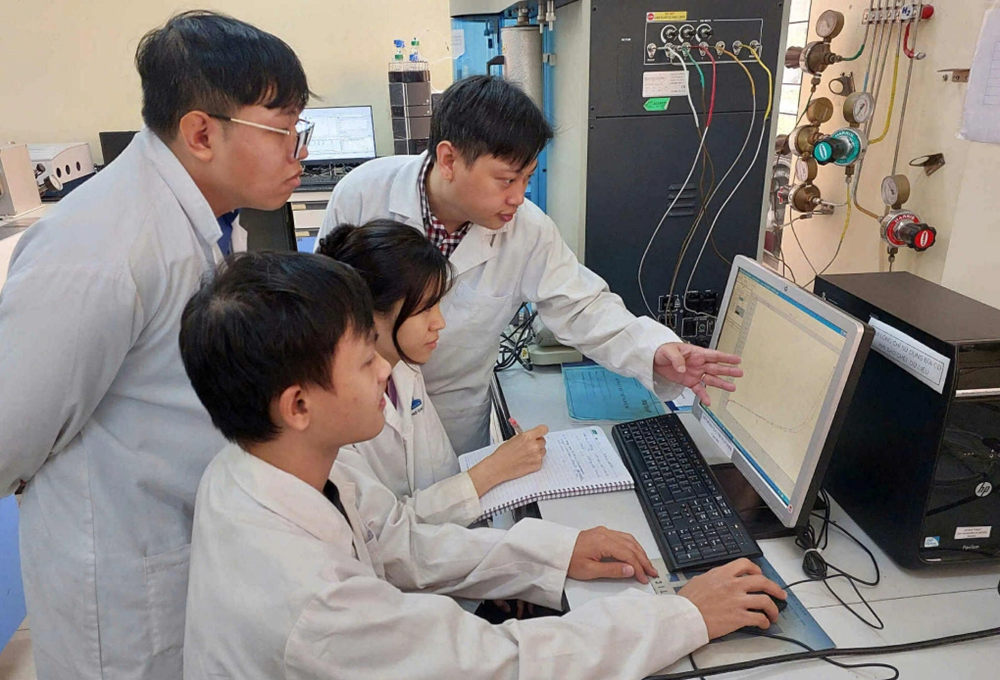 Des chercheurs dans le laboratoire du Centre de recherche sur les matériaux nano-structurés et moléculaires (INOMAR). Photo : INOMAR. 7d8d9676-c065-4763-a636-af4290-4908-9887-1750218743.png