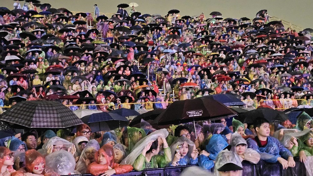 Sous une pluie battante, des dizaines de milliers de spectateurs sont restés des heures trempés pour assister au concert « Việt Nam trong tôi ». Photo : Duc Hoang. img2873-mvae.jpg