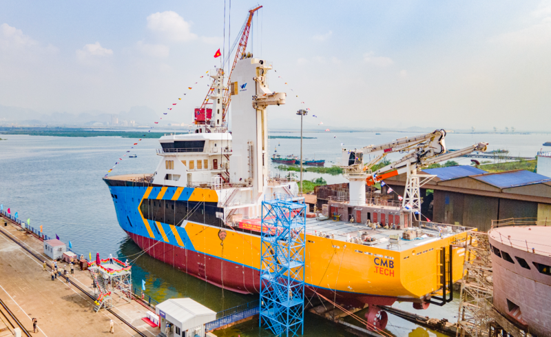 Le navire de service pour l’éolien en mer (CSOV), lancé par la société de construction navale de Ha Long, exige une haute technicité en construction. Photo : congthuong. tau-11165671.png