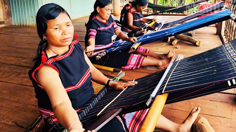 De métier traditionnel, le tissage de brocart Jrai s’est mué en un produit touristique emblématique. Photo : NDEL. image-27.jpg