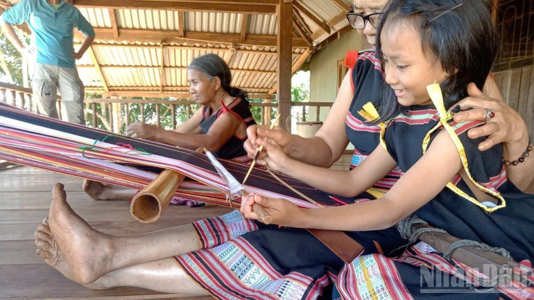 Les artisanes perpétuent l’art du tissage de brocart en insufflant leur passion aux générations futures. Photo : NDEL image-31.jpg