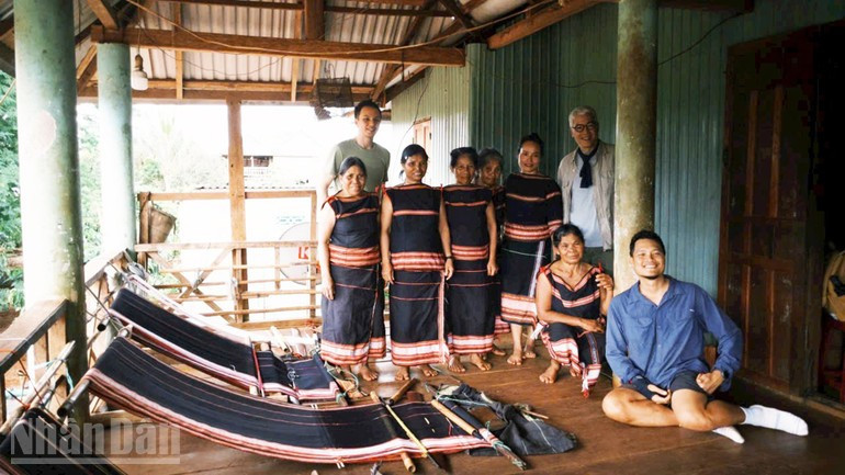 Au village de Kep, les visiteurs découvrent le tourisme communautaire à travers l’art du tissage de brocart. Photo : NDEL image-30.jpg